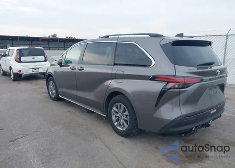 2021 Toyota Sienna Le z USA, uszkodzony, nr VIN 5TDKRKEC9MS063162